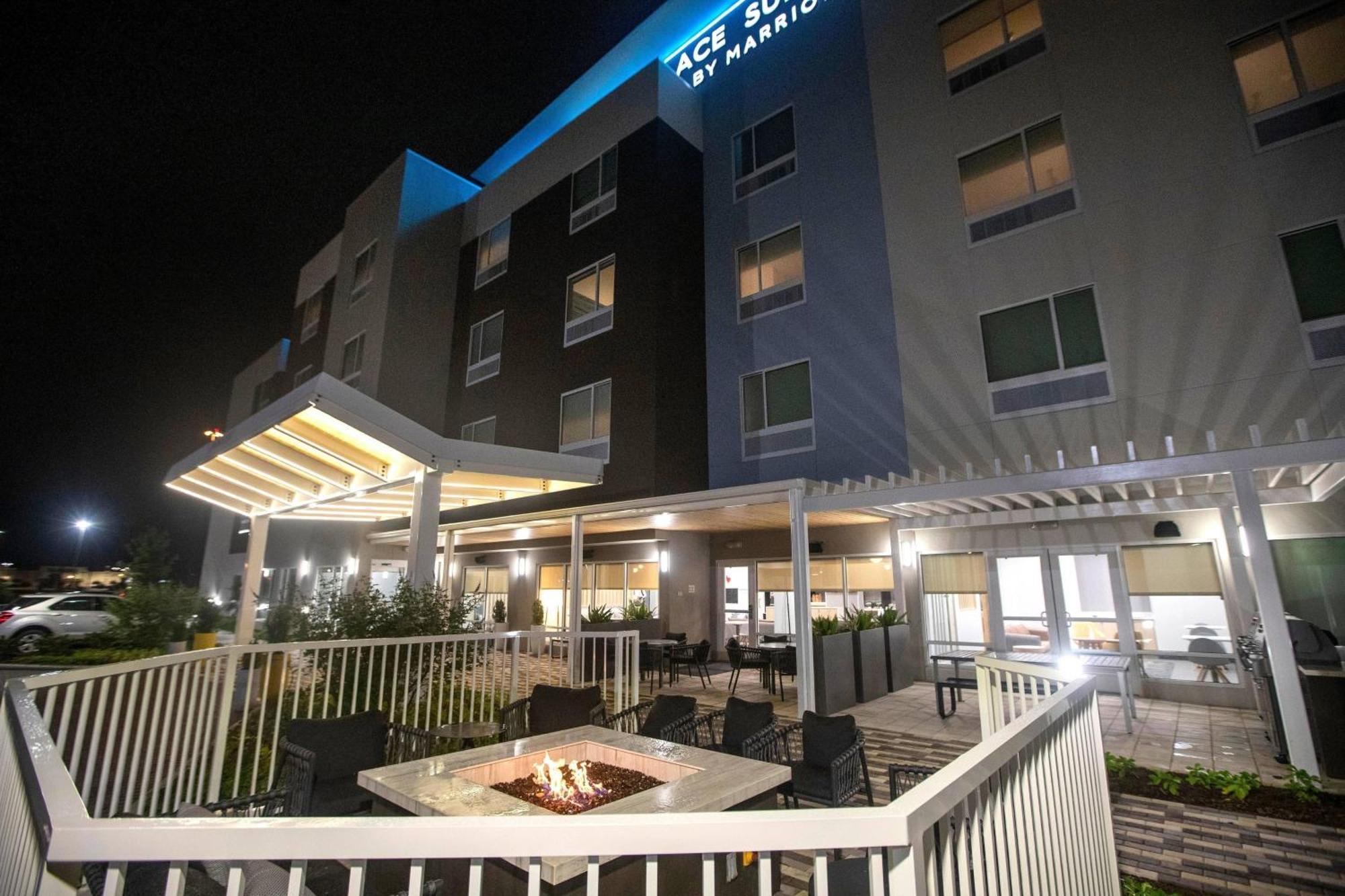 Towneplace Suites By Marriott Conroe Esterno foto